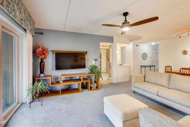 710 Creekside Drive 104A, Mount Prospect, IL 60056