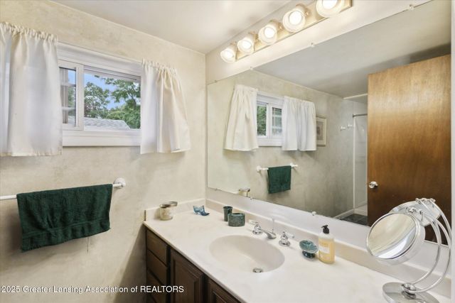 833 S Barnes Street, Mason, MI 48854