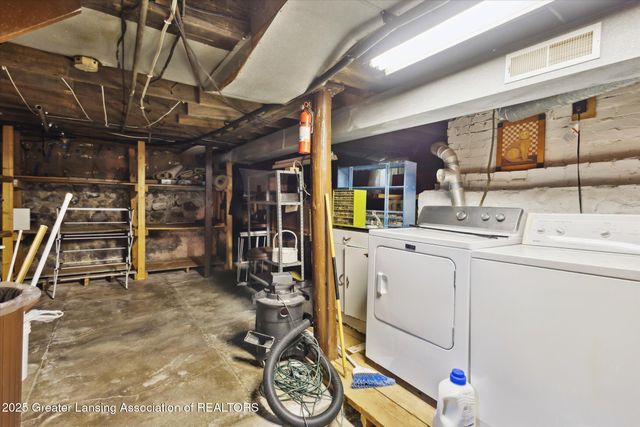 833 S Barnes Street, Mason, MI 48854