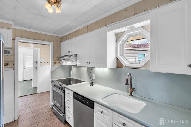 52 Walnut Street, Edison, NJ 08817