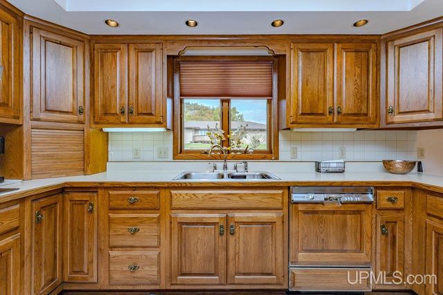 1002 E Gold Street, Bessemer, MI 49911