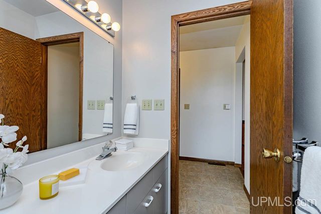 1002 E Gold Street, Bessemer, MI 49911