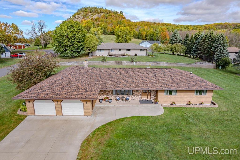 1002 E Gold Street, Bessemer, MI 49911