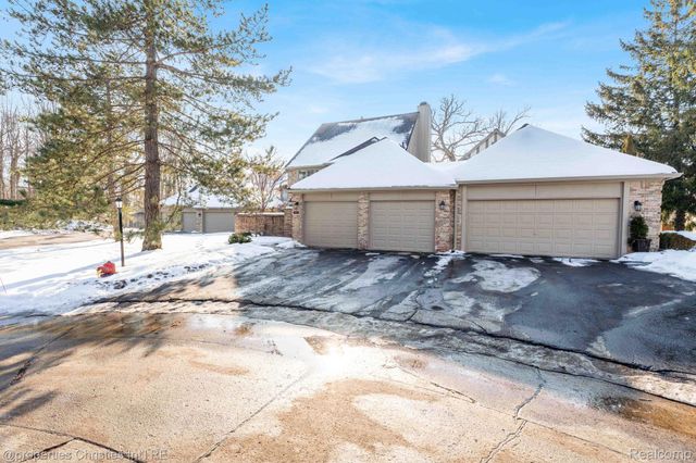 22211 Village Pines Drive, Beverly Hills Village, MI 48025