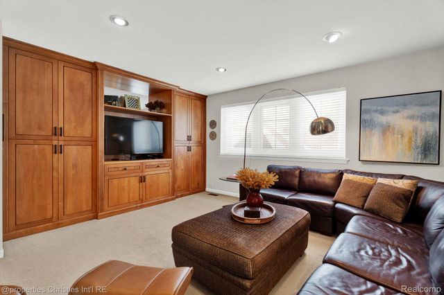 22211 Village Pines Drive, Beverly Hills Village, MI 48025