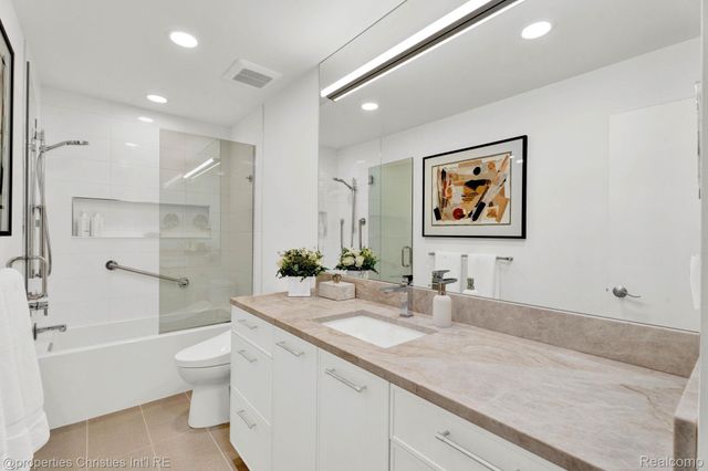 22211 Village Pines Drive, Beverly Hills Village, MI 48025