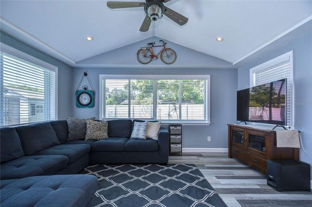 5635 24TH AVENUE N, St Petersburg, FL 33710