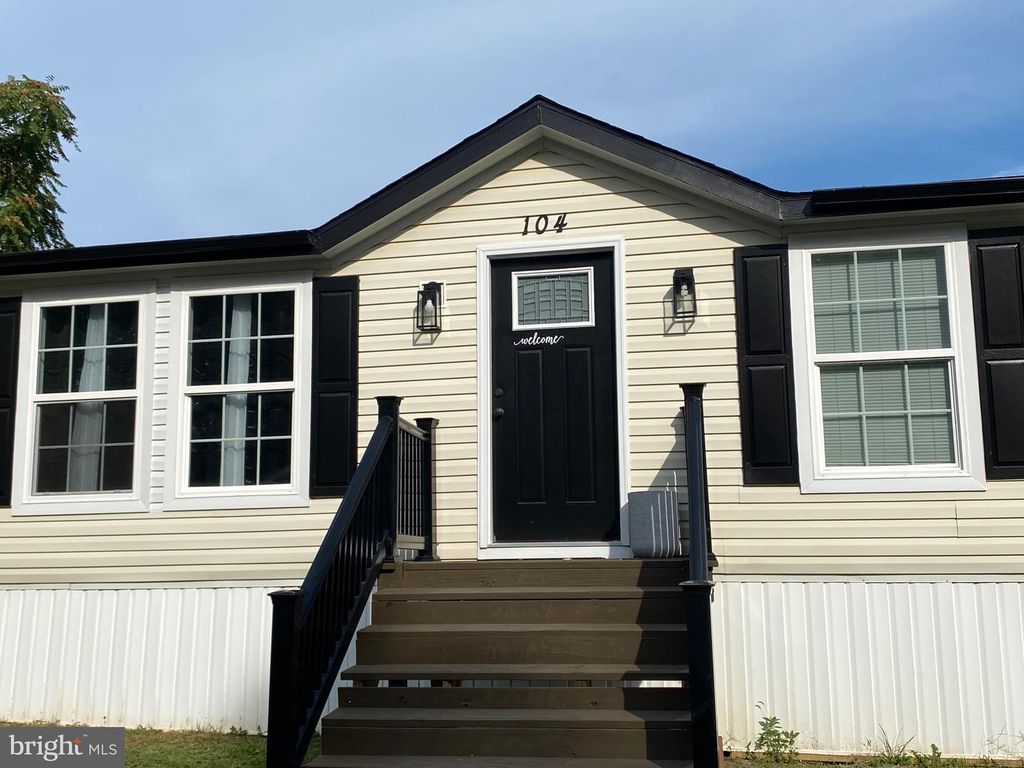 104 PRINCE CHARLES LN, Dumfries, VA 22026