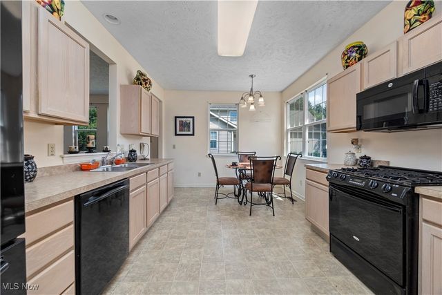 8757 Roberts Court 25C, Olmsted Falls, OH 44138