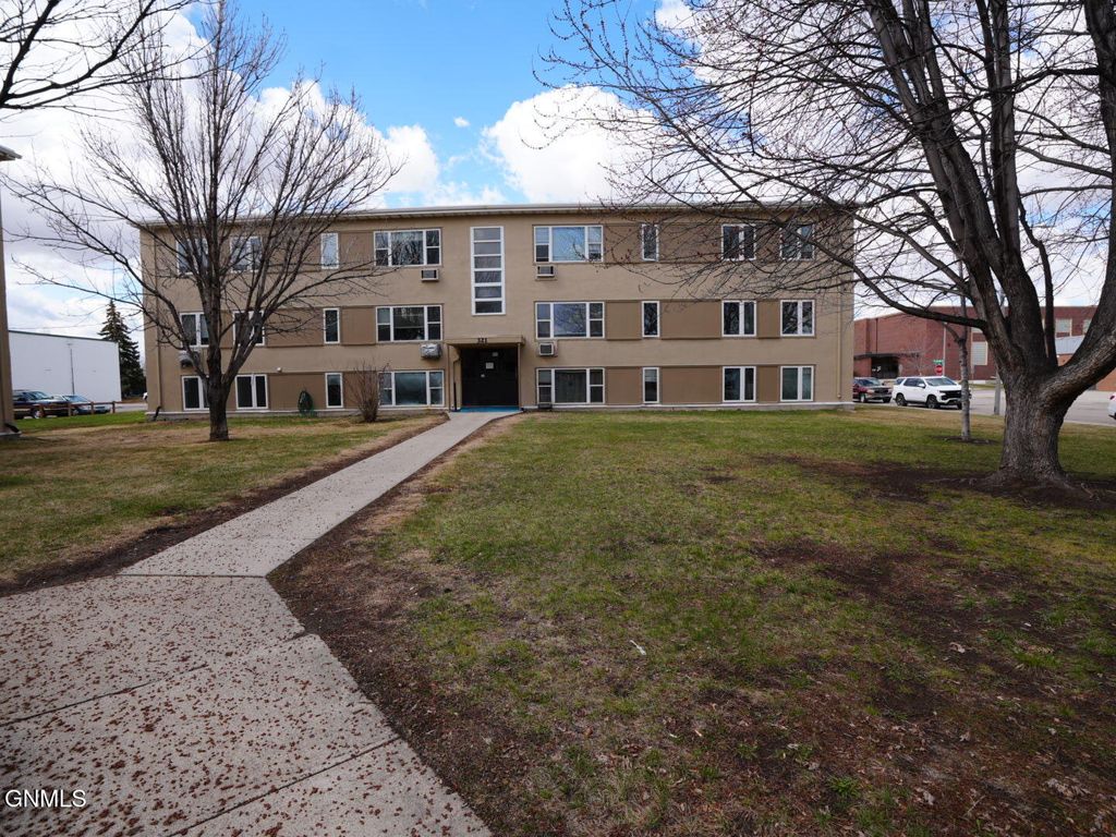 303 Highland Drive W, Williston, ND 58801