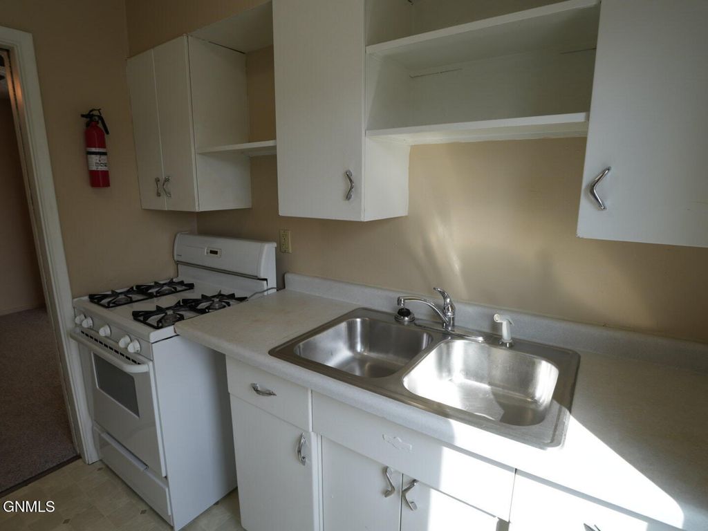 303 Highland Drive W, Williston, ND 58801 photo 10