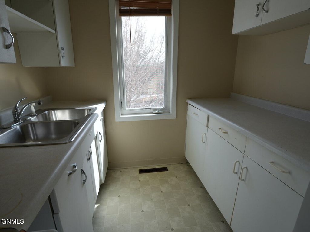 303 Highland Drive W, Williston, ND 58801 photo 11