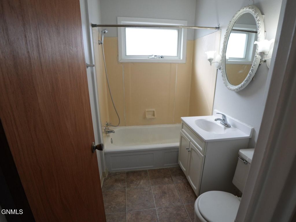 303 Highland Drive W, Williston, ND 58801 photo 18