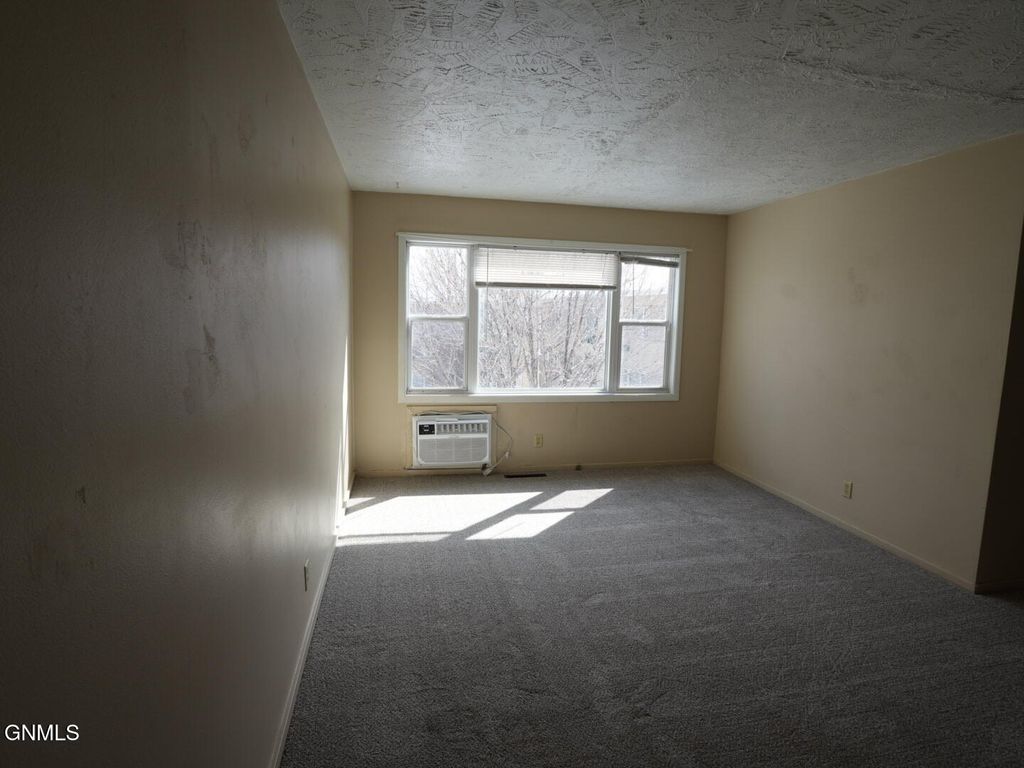 303 Highland Drive W, Williston, ND 58801 photo 6