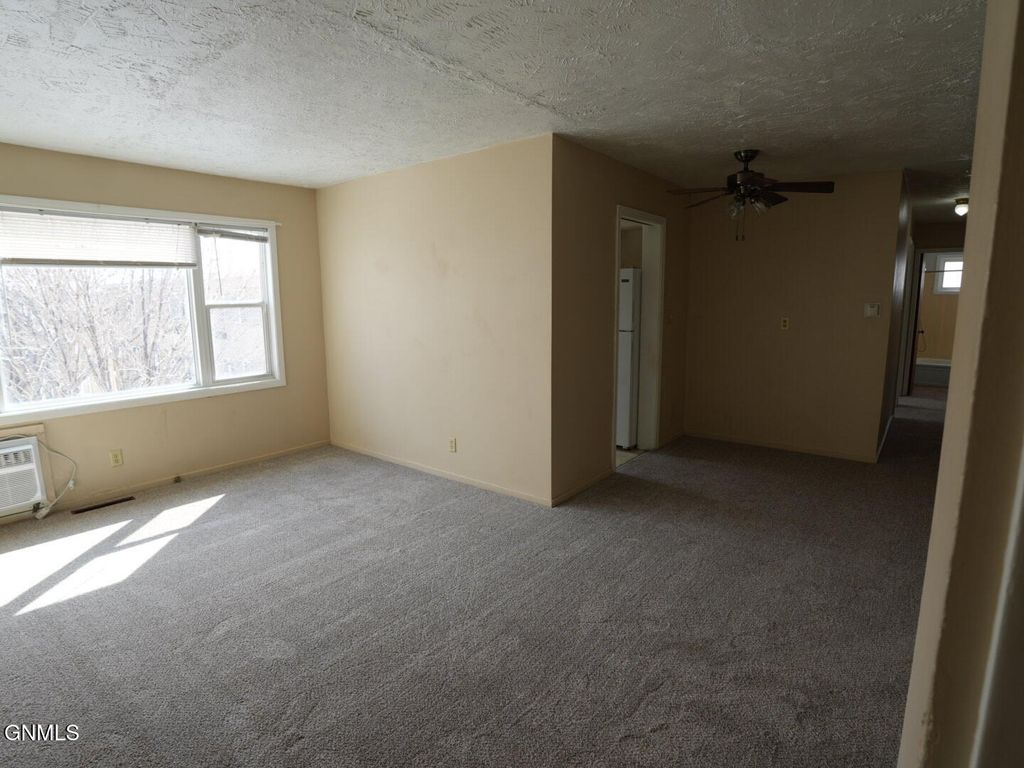 303 Highland Drive W, Williston, ND 58801 photo 7