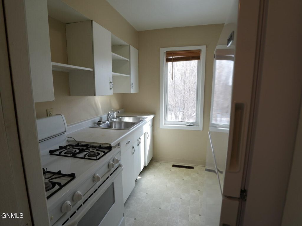 303 Highland Drive W, Williston, ND 58801 photo 8