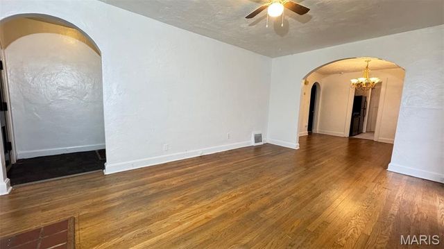 8033 Washington Street, St Louis, MO 63114