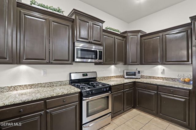 3136 BLUE DIRT Circle, El Paso, TX 79938