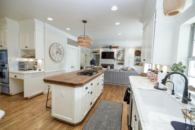 2220 Castleview Dr, Turlock, CA 95382