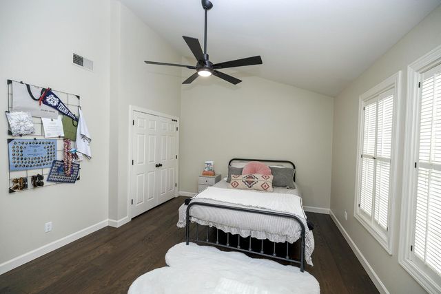 2220 Castleview Dr, Turlock, CA 95382