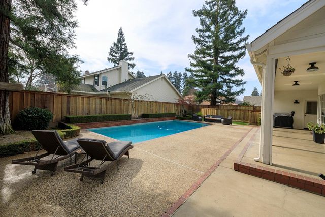 2220 Castleview Dr, Turlock, CA 95382