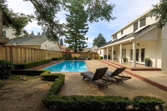 2220 Castleview Dr, Turlock, CA 95382