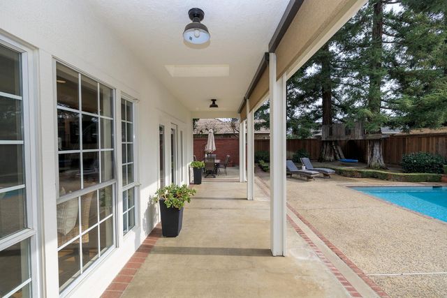 2220 Castleview Dr, Turlock, CA 95382