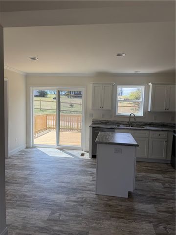 540 E South 5th Street, Seneca, SC 29678