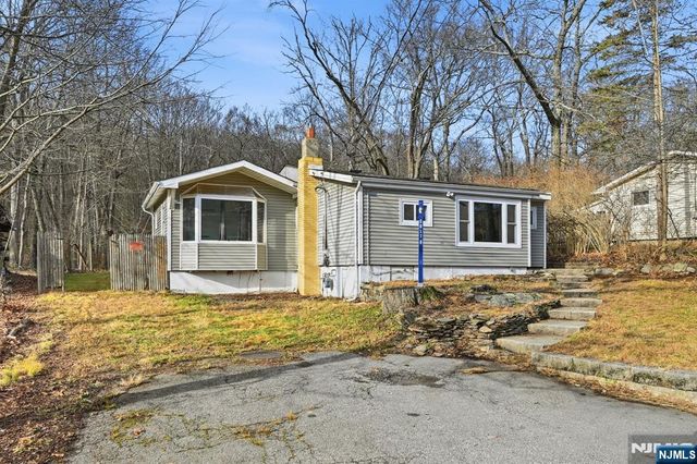 33 Setting Sun Trail, West Milford, NJ 07480