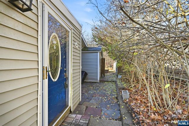 33 Setting Sun Trail, West Milford, NJ 07480