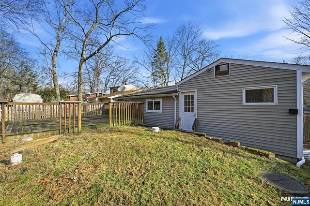 33 Setting Sun Trail, West Milford, NJ 07480