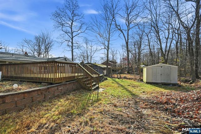 33 Setting Sun Trail, West Milford, NJ 07480