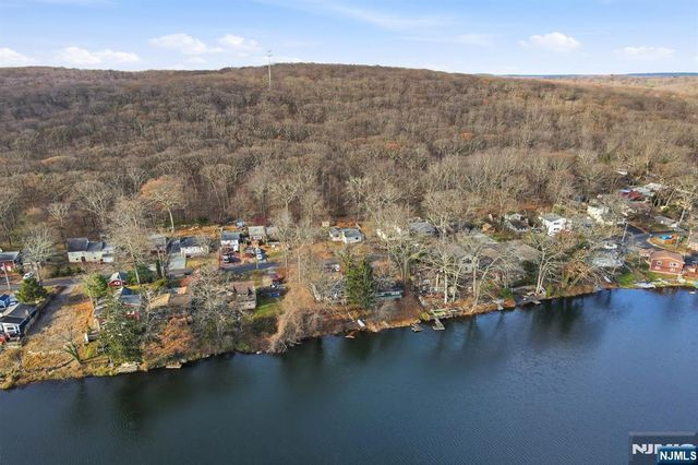 33 Setting Sun Trail, West Milford, NJ 07480