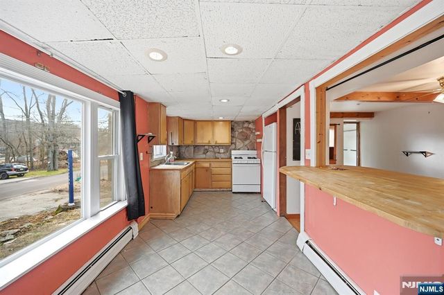 33 Setting Sun Trail, West Milford, NJ 07480