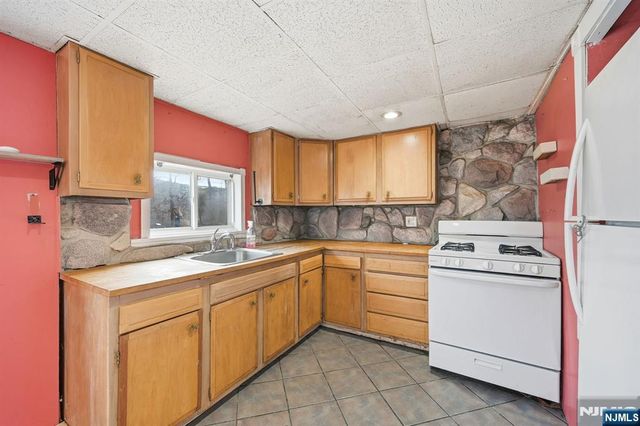 33 Setting Sun Trail, West Milford, NJ 07480