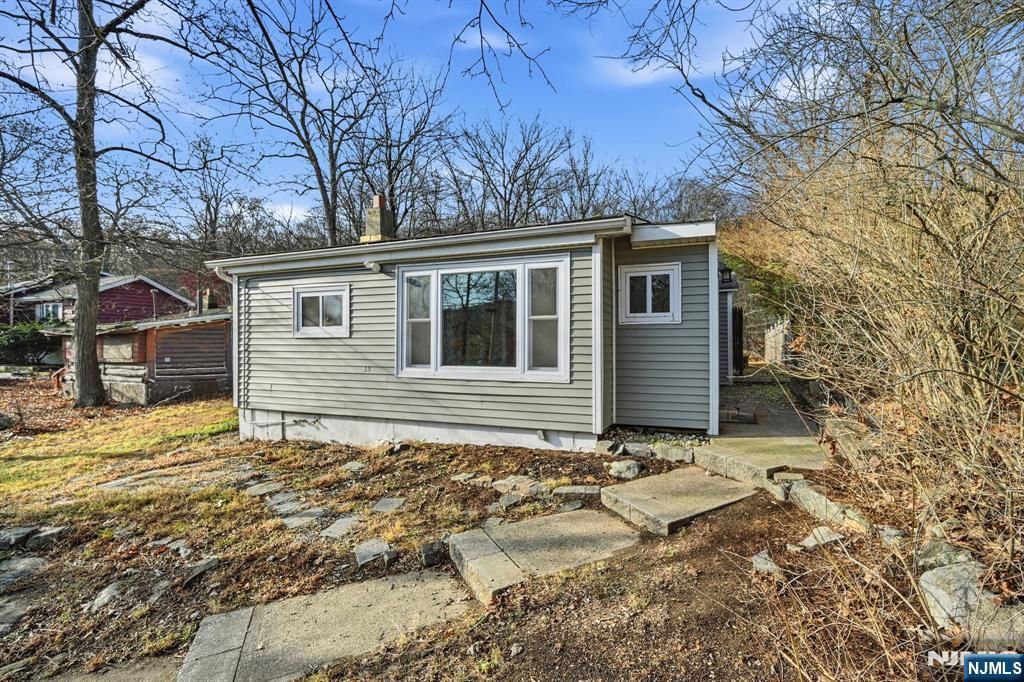 33 Setting Sun Trail, West Milford, NJ 07480