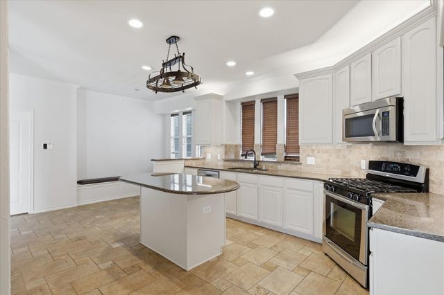 1418 Sea Pines Drive, Savannah, TX 76227