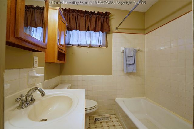 305 Fir Street, Eleanor, WV 25070