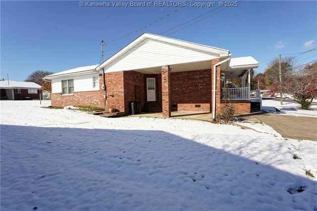 305 Fir Street, Eleanor, WV 25070