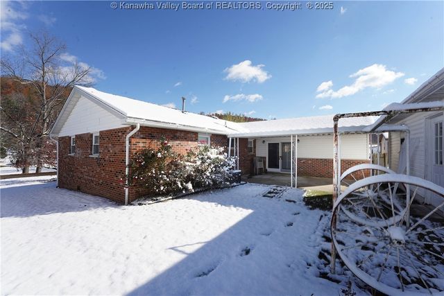 305 Fir Street, Eleanor, WV 25070