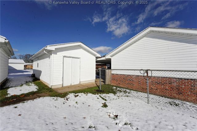 305 Fir Street, Eleanor, WV 25070