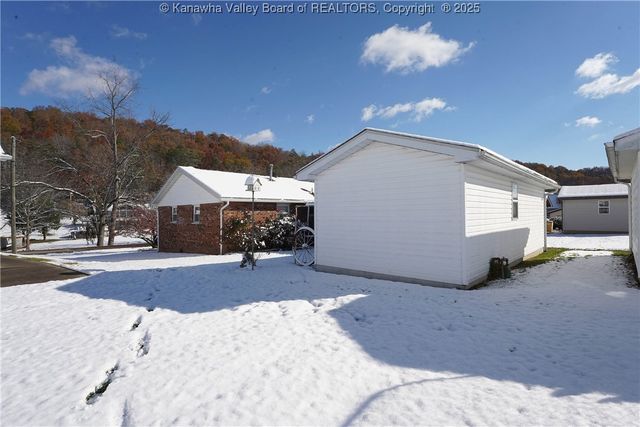 305 Fir Street, Eleanor, WV 25070