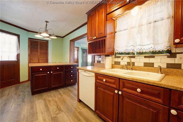 305 Fir Street, Eleanor, WV 25070