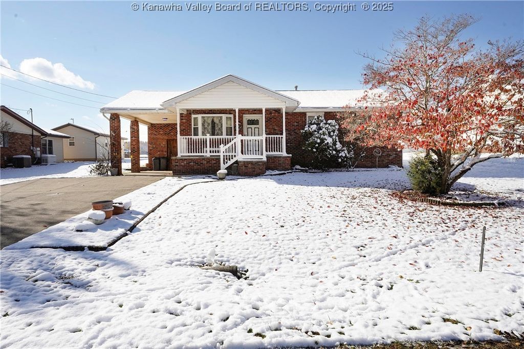 305 Fir Street, Eleanor, WV 25070