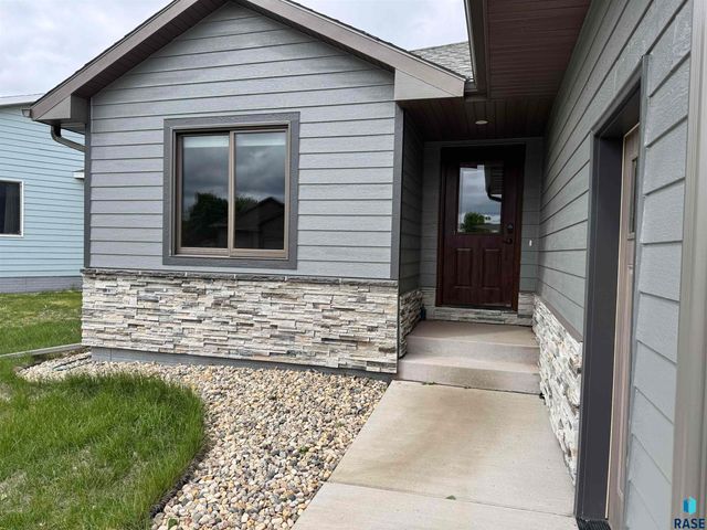 504 Cedar Dr Drive, Harrisburg, SD 57032