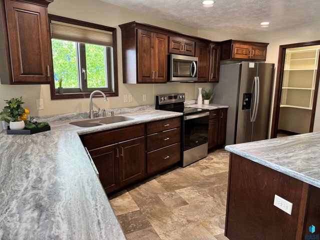 504 Cedar Dr Drive, Harrisburg, SD 57032