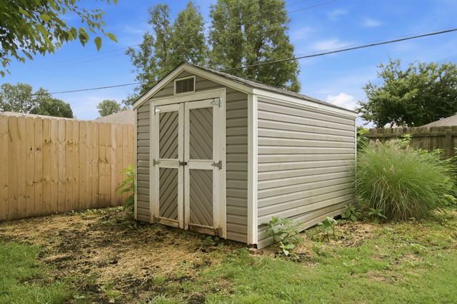 3815 S Queens Court, Springfield, MO 65807