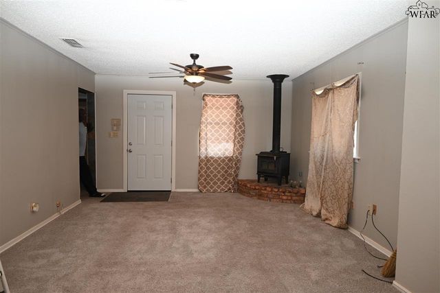 801 N AVENUE C, Burkburnett, TX 76354