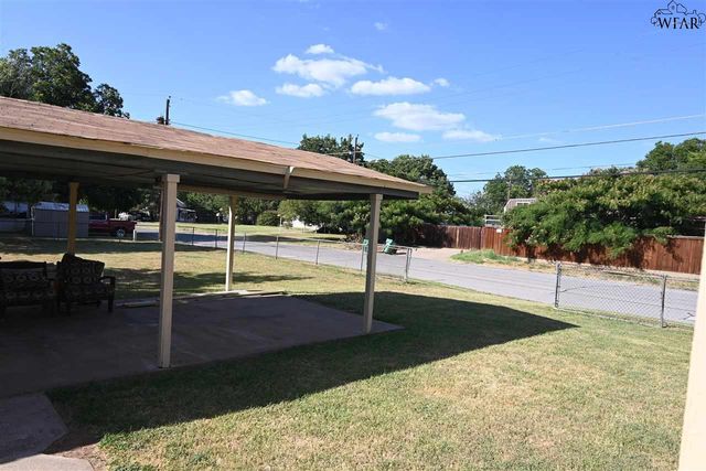 801 N AVENUE C, Burkburnett, TX 76354