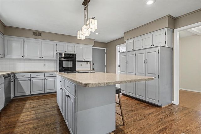 12209 Aberdeen Road, Leawood, KS 66209